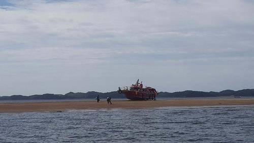 수심 얕은 바다를 지나다 모래에 걸린 어선 [보령해경 제공. 재판매 및 DB 금지]