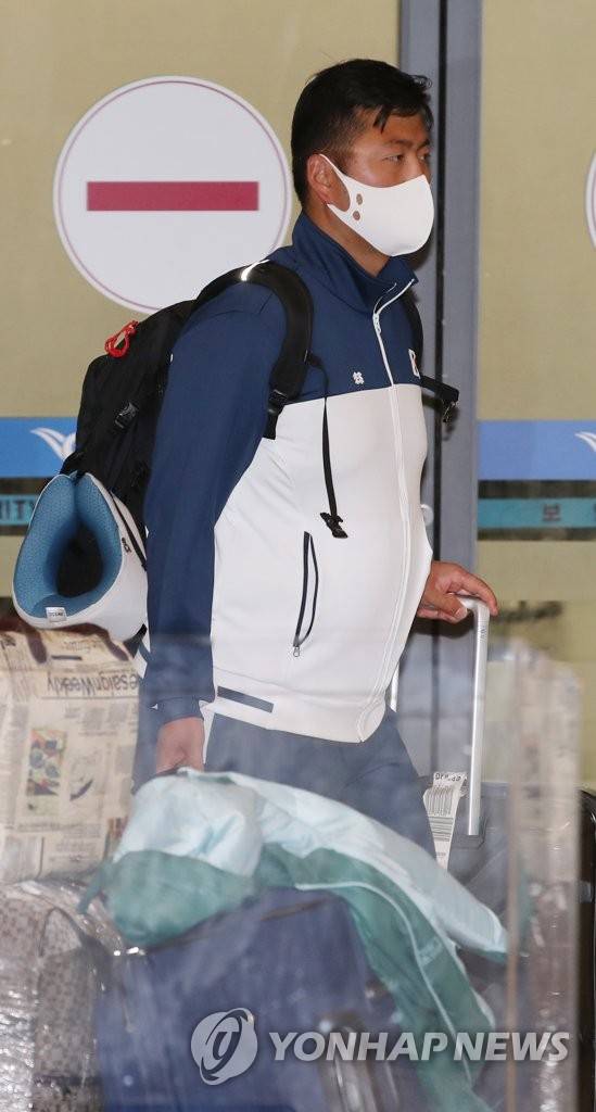 김우진 귀국 (영종도=연합뉴스) 박동주 기자 = 12년 만에 세계선수권대회 전 종목 석권의 위업을 이룬 한국 리커브 양궁의 남자 대표팀 김우진이 28일 오후 인천국제공항을 통해 귀국하고 있다. 2021.9.28 pdj6635@yna.co.kr