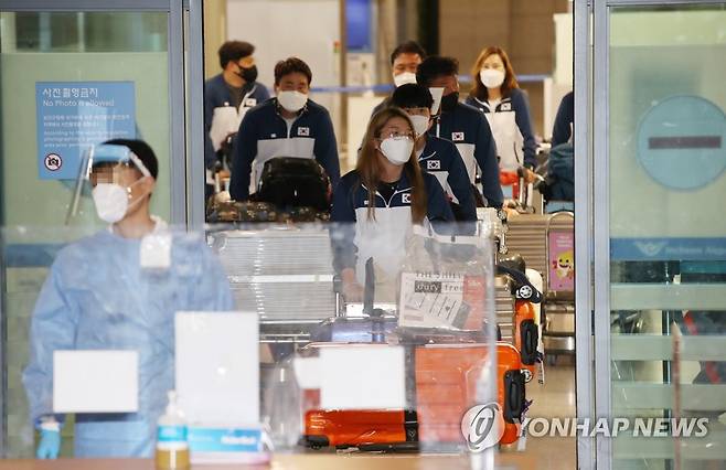 귀국한 강채영, 안산 (영종도=연합뉴스) 박동주 기자 = 12년 만에 세계선수권대회 전 종목 석권의 위업을 이룬 한국 리커브 양궁의 여자 대표팀 강채영, 안산이 28일 오후 인천국제공항을 통해 귀국하고 있다. 2021.9.28 pdj6635@yna.co.kr