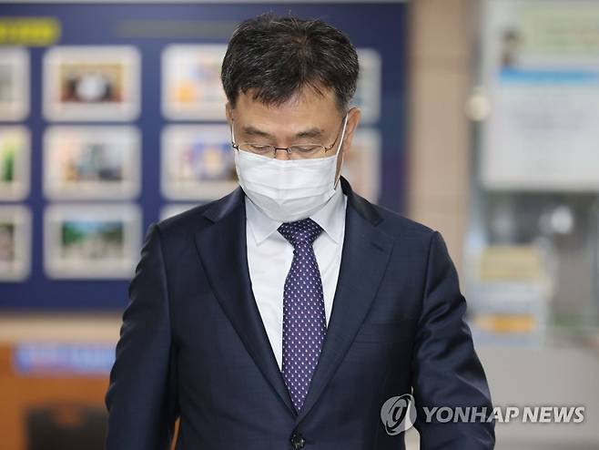 조사 마치고 경찰서 나서는 김만배 경기 성남시 대장동 개발사업에서 특혜를 받은 의혹이 제기된 화천대유자산관리(화천대유)의 최대 주주 김만배 씨가 지난 8월 27일 오후 참고인 신분으로 조사를 마치고 서울 용산경찰서를 나서고 있다. [연합뉴스 자료사진]