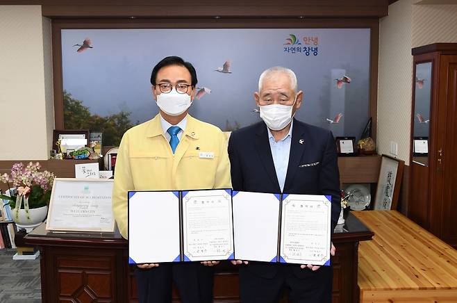 대한씨름협회-창녕군, 전국시도대항장사씨름대회 유치 협약 한정우 창녕군수(왼쪽)와 황경수 대한씨름협회장이 28일 창녕군청 군수실에서 '전국시도대항장사씨름대회' 유치 협약식을 맺은 뒤 기념 촬영을 하고 있다. [대한씨름협회 제공. 재판매 및 DB 금지]