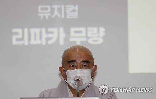 월정사 2021오대산문화축전 설명하는 퇴우 정념스님 (서울=연합뉴스) 백승렬 기자 = 월정사 주지 퇴우 정념스님이 28일 서울시 종로구 대한불교조계종 총무원 국제회의장에서 오는 10월 8~10일 월정사에서 '천년의 숲, 희망이 불다'란 주제로 열릴 2021오대산문화축전에 관한 기자회견을 하고 있다. 지난해에는 코로나19 방역수칙에 따라 온라인으로 중계로 행사가 열렸으나 올해는 백신접종율 증가에 따라 철저한 방역수칙 준수를 기반으로 대면과 비대면(부분적 온라인 실시간 방송) 운영할 계획이다. 2021.9.28 srbaek@yna.co.kr