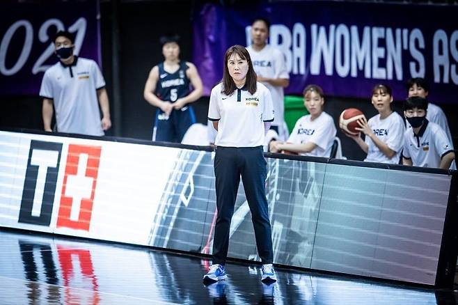 인도와 경기를 지켜보는 정선민 감독 [FIBA 제공. 재판매 및 DB 금지]