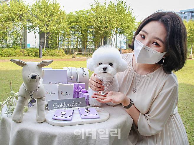 서울시 강동구 현대홈쇼핑 사옥에서 라이브커머스 전문 쇼호스트가 현대H몰과 골든듀가 단독 출시한 ‘하트로켓 펫 주얼리 컬렉션’을 소개하고 있다.(사진=현대홈쇼핑)