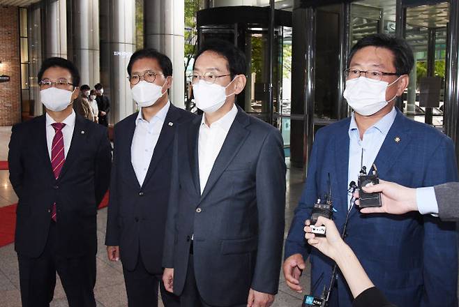 국민의힘 ‘이재명 경기지사 판교 대장동 게이트 진상조사 특별위원회’ 이헌승 위원장과 김도읍 정책위의장 등이  신속하고 공정한 수사를 촉구하기 위해서 29일 오전 서울 서대문구 국가수사본부를 방문, 기자들의 질문에 답하고 있다. (사진=연합뉴스)