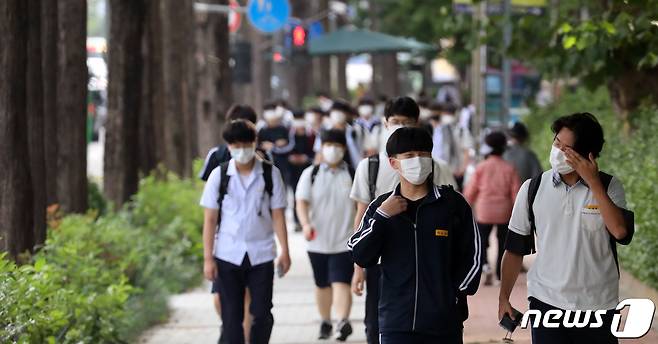 지난 6일 서울 한 고등학교 앞에서 학생들이 등교하고 있다. (사진은 기사 내용과 무관함)/뉴스1 © News1