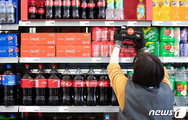 서울 시내의 한 대형마트에 콜라·사이다 등 탄산음료가 진열돼 있다. 2021.3.18/뉴스1 © News1 이재명 기자