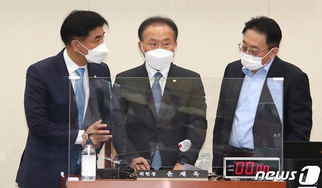 윤재옥 정무위원장(가운데)이 29일 국회에서 열린 정무위원회 전체회의에서 김병욱 더불어민주당 간사(왼쪽), 김희곤 국민의힘 간사와 국정감사 증인 채택등에 관련해 논의하고 있다. 2021.9.29/뉴스1 © News1 오대일 기자