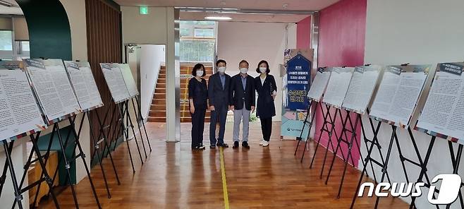 (부산=뉴스1) 여주연 기자 = 부산지방보훈청은 제11회 UN참전영웅께 드리는 감사의 영문편지 대회 수상작을 연말까지 순회 전시한다고 29일 밝혔다. 왼쪽부터 석포여자중학교 서수정 교감, 이재풍 교장, 부산지방보훈청 임성현 청장, 이순희 선양홍보팀장(부산지방보훈청 제공)© 뉴스1