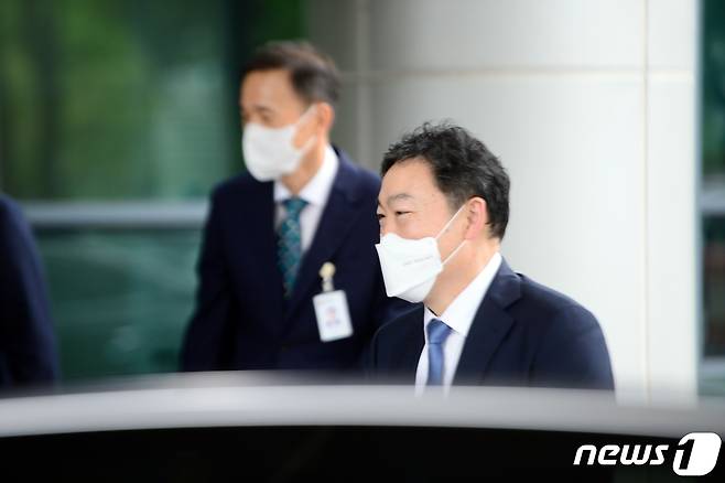 김오수 검찰총장이 29일 오후 광주 동구 지산동 광주고등·지방검찰청사에서 나오고 있다. 지난달 25일 취임한 김 총장은 지방검찰청 순시일정으로 지난달 부산에 이어 이날 두번째로 광주를 방문했다. 2021.9.29/뉴스1 © News1 정다움 기자