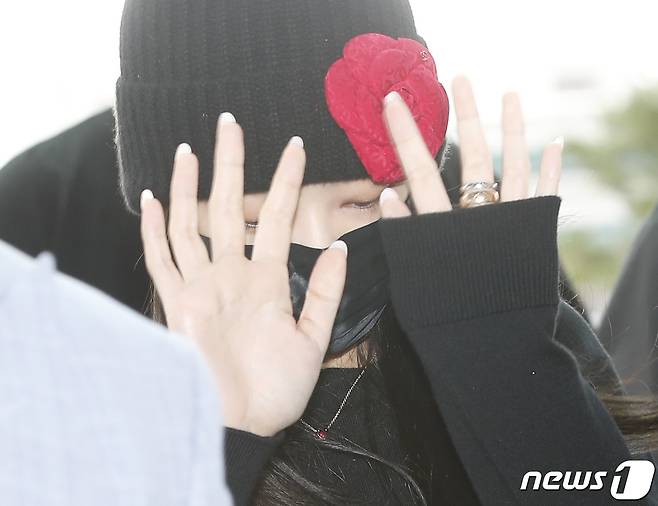 블랙핑크(BLACk PINK) 제니가 파리 패션위크 참석차 29일 인천국제공항을 통해 프랑스로 출국하며 인사를 하고 있다. © News1 권현진 기자
