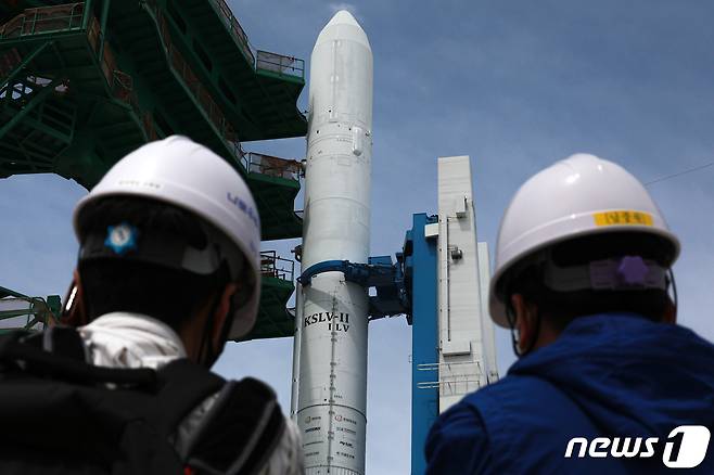 1일 오전 전남 고흥 나로우주센터에서 누리호 인증모델이 신규 구축된 제2발사대의 인증시험을 위해 발사대에 기립해 있다. 발사대 인증시험은 인증모델 추진제 충전 및 배출 등 전체 발사 운용 절차를 수행하는 형태로 진행됐다. 2020.6.1/뉴스1 © News1 성동훈 기자