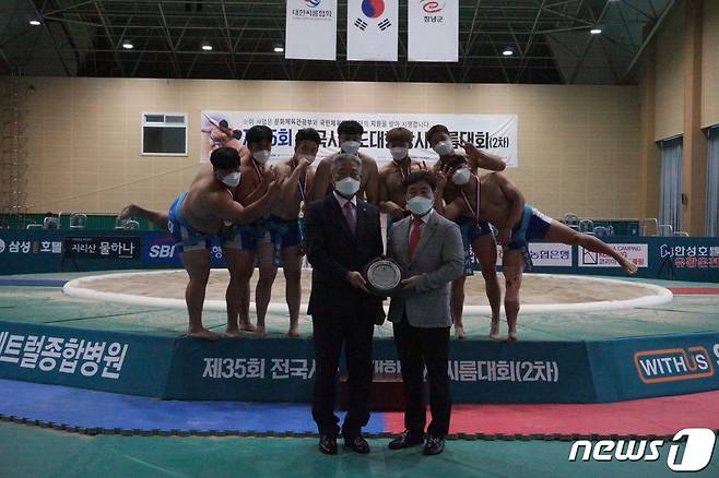 29일 경상남도 창녕군 창녕국민체육센터에서 열린 '제35회 전국시·도대항장사씨름대회' 대학부 단체전에서 우승한 경기대학교 홍성태 감독(오른쪽)과 창녕군씨름협회 김동원 회장(왼쪽)이 우수지도자 상패를 들고 기념촬영을 하고 있다. (대한씨름협회 제공) © 뉴스1