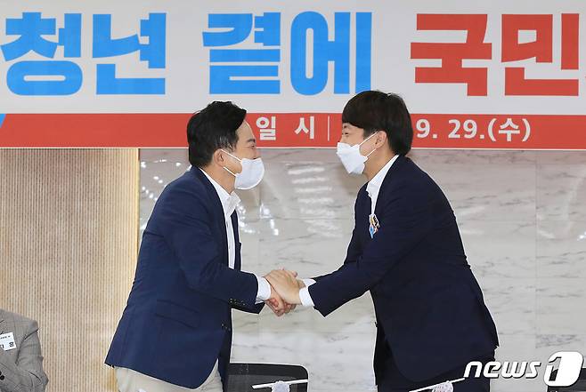 원희룡 국민의힘 대선 경선 예비후보(왼쪽)와 이준석 국민의힘 대표가 29일 오후 경북 경산농협 본점에서 열린 '청년곁에 국민의힘, 영남캠퍼스 총회'에서 만나 인사 나누고 있다. (원희룡 캠프 제공) 2021.9.29/뉴스1 © News1 공정식 기자