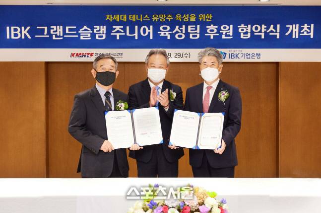 29일 서울 을지로 IBK기업은행 본점에서 열린 ‘IBK 그랜드슬램 주니어 육성팀’ 후원 협약식에서 심상덕(왼쪽부터) 한국중고테니스연맹 회장, 이기흥 대한체육회장, 윤종원 IBK기업은행장이 협약식을 마치고 기념촬영을 하고 있다. 기업은행 제공