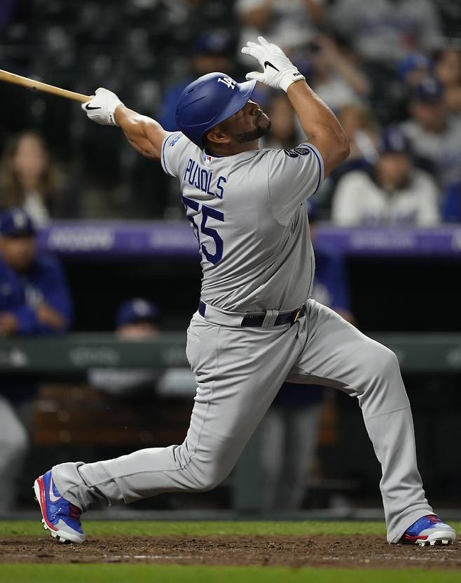 LA 다저스 앨버트 푸홀스가 지난 23일(한국시각) 콜로라도 로키스전에서 9회초 대타로 나가 플라이를 치고 있다. AP연합뉴스