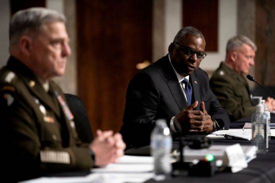 로이드 오스틴 미 국방장관(가운데) [이미지출처=로이터연합뉴스]