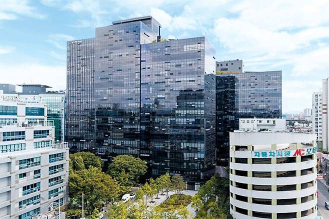 서울 성동구 성수동의 한 지식산업센터 건물. 이곳에 입주한 사무실은 2017년 분양 가격이 평당 1200만원 선이었지만, 최근엔 평당 2500만원에 거래됐다. 아파트와 비교해 대출 규제를 덜 받고, 취득세 등 각종 세금 혜택이 많다는 점을 노린 투자자들이 몰리면서 가격이 뛴 것이다. /김지호 기자