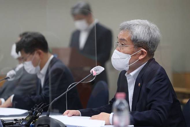 고승범 금융위원장이 지난 14일 서울 중구 중앙서민금융통합지원센터를 방문해 취약계층의 서민 및 소상공인의 금융 애로사항을 청취하며, 서민금융 실무자들과 간담회를 진행했다./금융위 제공