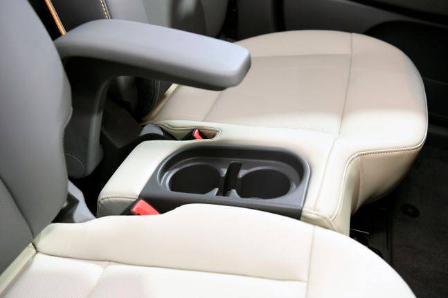 캐스퍼 앞좌석. 센터콘솔이 운전석에 일체형으로 붙어있고 그 위에 접이식 팔걸이가 있다. ⓒ현대자동차