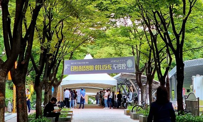 서울 시내 한 코로나19 선별진료소에서 코로나19 검사를 하기 위해 사람들이 대기하고 있다. 이정아 기자