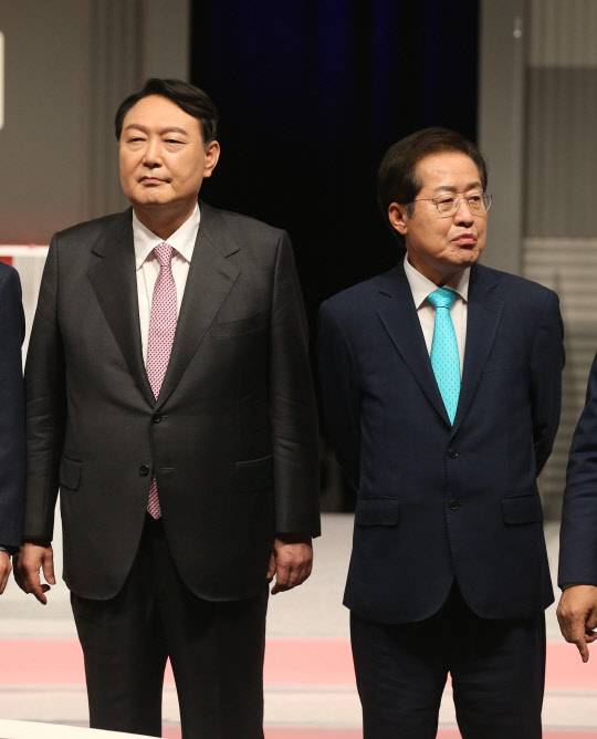 지난 9월28일 국민의힘 대선 경선 후보인 윤석열(왼쪽) 전 검찰총장, 홍준표(오른쪽) 의원이 서울 상암동 MBC에서 열린 대선 경선 예비 후보자 4차 방송토론회에서 방송 준비를 하고 있다.국회사진기자단·연합뉴스