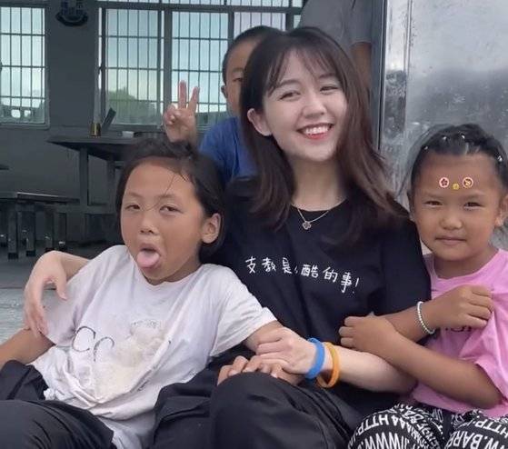 중국의 20대 봉사활동가 롱징징(가운데). 더우인 영상 캡처