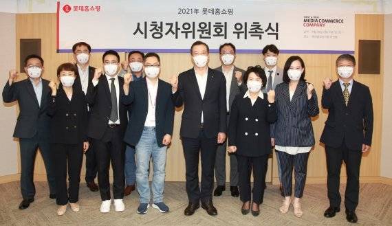 롯데홈쇼핑은 지난 28일 서울 영등포구 본사에서 시청자 권익 보호를 위한 ‘제5기 시청자위원회’ 위원을 위촉했다고 29일 밝혔다. (앞줄 왼쪽부터) 황호웅 법무법인 로앤피플 대표변호사, 윤영미 녹색소비자연대 공동대표(부위원장), 송영대 코즈웍스 임팩트비즈니스실 실장, 최형용 이화여대 국어국문학과 교수, 이완신 롯데홈쇼핑 대표, 박화선 영등포구 장학재단 사무국장, 최은정 상명대 경제경영대학 학장, 신동진 성균관대 초빙교수 (뒷줄 왼쪽부터) 롯데홈쇼핑 이형식 방송심의실장, 오갑렬 경영개선부문장, 강재원 동국대 미디어커뮤니케이션학과 교수(위원장), 김명수 강원대 경영학과 교수. / 사진=롯데홈쇼핑 제공