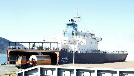 복화운송 시범운항 당시 현대제철 당진제철소에서 생산된 열연코일을 순천공장으로 보내기 위해 평택항 부두에서 전용선에 싣고 있다. 현대제철이 당진제철소에서 생산한 열연코일을 전용선을 이용해 순천항까지 운송·하역 후 이를 광양 제품부두로 이동시켜 포스코 광양제철소에서 생산한 코일을 싣고 다시 당진항까지 운송한다.(현대제철 제공)