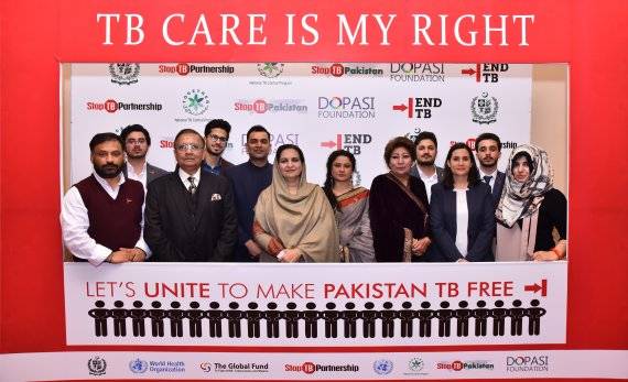 제16회 종근당 고촌상 수상자로 선정된 파키스탄 비영리단체 '도파시재단'의 관계자들이 기념촬영을 하고 있다. 종근당고촌재단 제공