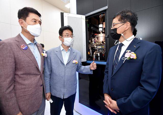 이강덕(왼쪽부터) 경북 포항시장과 이철우 경북지사가 29일 포항시 북구 흥해읍 이인리 융합기술산업지구 내 준공한 세포막단백질 연구소에서 이지오(포항공과대학교 생명과학과 교수) 소장으로부터 연구장비인 극저온전자현미경에 대한 설명을 듣고 있다. 경북도 제공