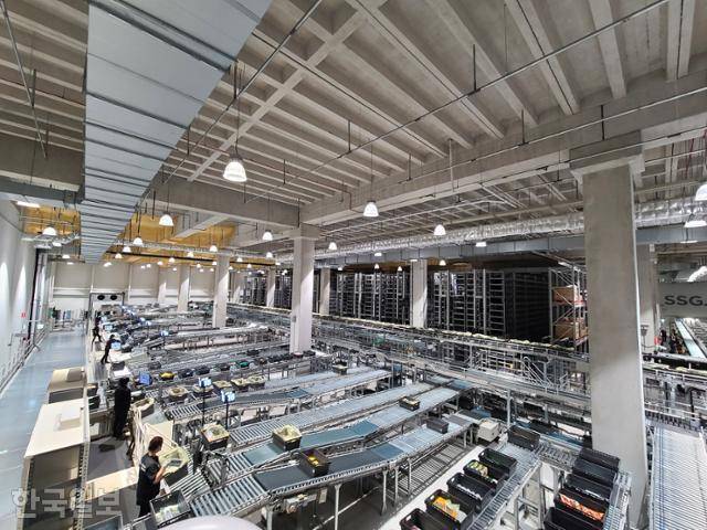 아시아에서 가장 자동화된 물류센터로 꼽히는 SSG닷컴의 네오003 내부. 뒤쪽으로 물건을 보관하는 재고 창고가 보인다. 조소진 기자