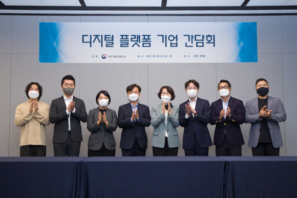 임혜숙 과학기술정보통신부 장관이 29일 오전 서울 중구 그랜드센트럴에서 열린'디지털 플랫폼 기업 간담회' 에 참석해 기념촬영 하고 있다.왼쪽부터 홍승일 힐링페이퍼(강남언니) 대표, 김종윤 야놀자 대표, 한성숙 네이버 대표, 박성호 한국인터넷기업협회장,임혜숙 과학기술정보통신부 장관, 김범준 우아한형제들(배달의민족) 대표, 여민수 카카오 대표, 김본환 로앤컴퍼니(로톡) 대표. [사진=과기정통부]