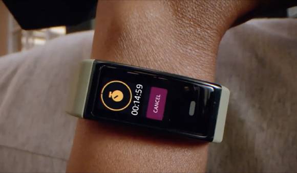 아마존이 컬러 디스플레이를 장착한 피트니스밴드 헤일로 뷰를 선보였다 [사진=아마존]