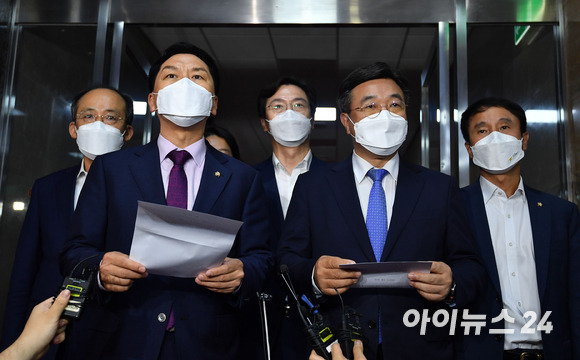윤호중 더불어민주당 원내대표와 김기현 국민의힘 원내대표가 29일 서울 여의도 국회에서 박병석 국회의장 주재로 열린 언론중재법 관련 여야 원내대표 회동을 마치고 합의문을 발표하고 있다.