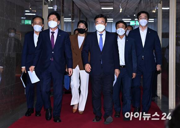 윤호중 더불어민주당 원내대표와 김기현 국민의힘 원내대표가 29일 서울 여의도 국회에서 박병석 국회의장 주재로 열린 언론중재법 관련 여야 원내대표 회동을 마치고 의장실을 나서고 있다.