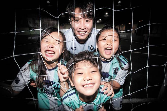 인천 송도의 축구교실에서 만난 이동국과 수아, 시안, 설아(시계 방향). 장진영 기자