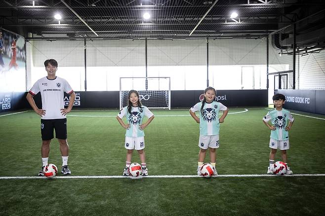 인천 송도의 축구교실에서 만난 이동국과 설아, 수아, 시안(왼쪽부터). 장진영 기자
