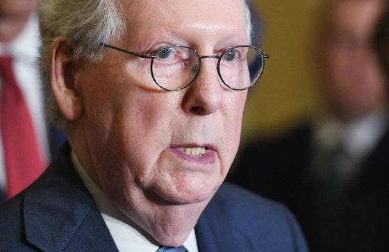 공화당의 미치 맥코널 상원 원내대표는 민주당이 임시 예산안과 부채한도 유예법안을 함께 처리하는 것에 대해 반대 의사를 밝혔다. [AFP=연합뉴스]