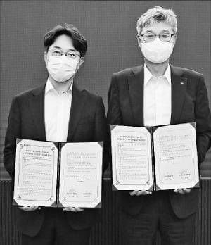 지난 27일 국민은행 본점에서 열린 업무협약식에 참석한 허인 국민은행장(오른쪽)과 김범준 우아한형제들 대표.    국민은행 제공