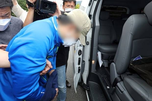 층간소음으로 갈등을 빚던 위층 이웃에게 흉기를 휘둘러 2명을 살해한 A씨(34)가 29일 열린 구속 전 피의자 심문(영장실질심사)을 마쳤다. 사진은 A씨가 29일 오전 전남 순천시 광주지법 순천지원에서 구속 전 피의자 심문(영장실질심사)을 마치고 법원을 나서는 모습. /사진=뉴스1