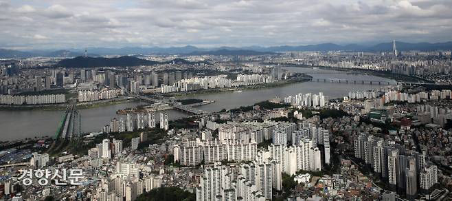 서울 동작구 상공에서 바라본 도심. 좌측 위는 용산구. 한강 이남은 동작구. / 김창길 기자