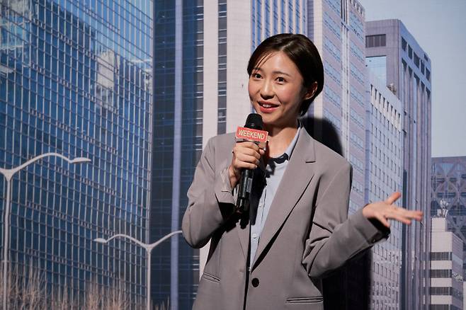 쿠팡플레이 <SNL 코리아>의 ‘위켄드 업데이트’ 코너에서 배우 주현영이 연기한 ‘인턴기자 주현영’의 모습. 쿠팡플레이 제공