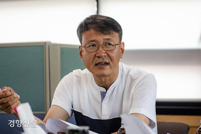 고향기부금법의 최초 제안자인 양성빈 전 전북도의원이 29일 자신의 사무실에서 경향신문과 인터뷰하고 있다. 박용근 기자