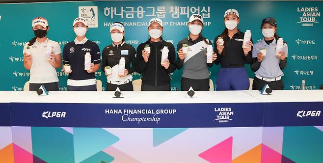 박현경, 안나린, 박민지, 이민지(호주), 리디아 고(뉴질랜드), 예리미 노(미국), 자바라 분차트(태국)가 29일 경기도 포천 아도니스CC에서 열린 KLPGA 투어 하나금융그룹 챔피언십 개막전 인터뷰에서 포즈를 취하고 있다. 하나금융그룹 제공