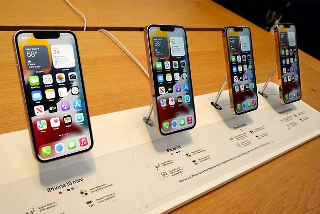 The line-up of the Apple iPhone 13 is displayed at an Apple Store in New York. (AP-Yonhap)