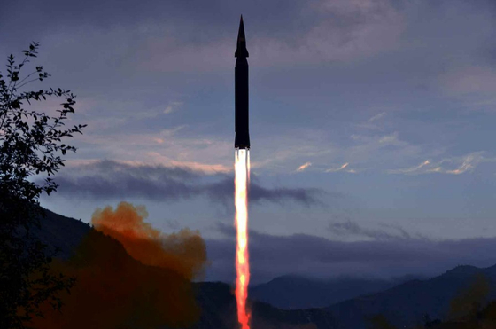 A photo of the Tuesday launch of Hwasong-8, North Korea's new hypersonic missile, released by Rodong Shinmun, the ruling Workers' Party's official newspaper, on Wednesday. [NEWS1]