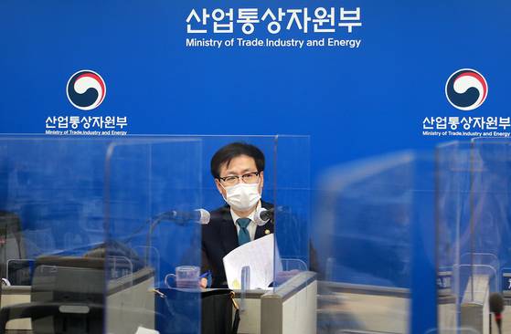 Trade Minister Yeo Han-koo, who started office last month, briefs media on his recent visit to the U.S. in meeting with White House officials and U.S. Trade Representative Katherine Tai at the Ministry of Trade, Industry and Energy's office in Sejong on Wednesday. [MOTIE]