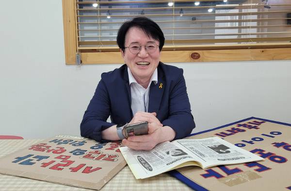 한기양 울산새생명교회 목사가 지난 15일 울산 남구 교회에서 그간 해온 환경운동에 대해 설명하고 있다.