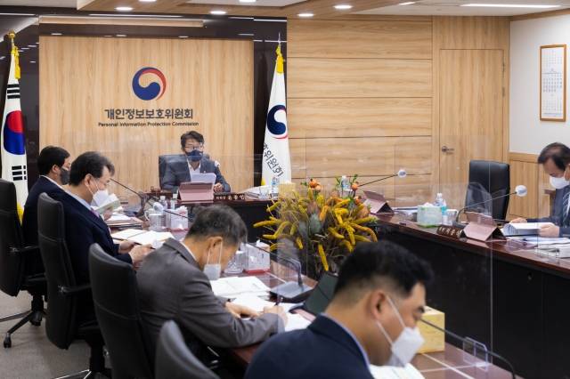 윤종인 개인정보보호위원회 위원장이 29일 정부서울청사에서 전체회의를 주재하고 있다.